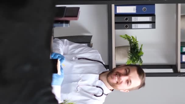 Veteriner Kliniğinde Bir Köpek Sahibi Veterinerin Masasında Büyük Bir Safkan — Stok video