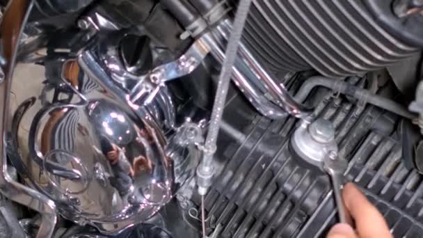 Manlig Mekaniker Reparerar Sin Motorcykel Ett Garage Retro Motorcykel Service — Stockvideo