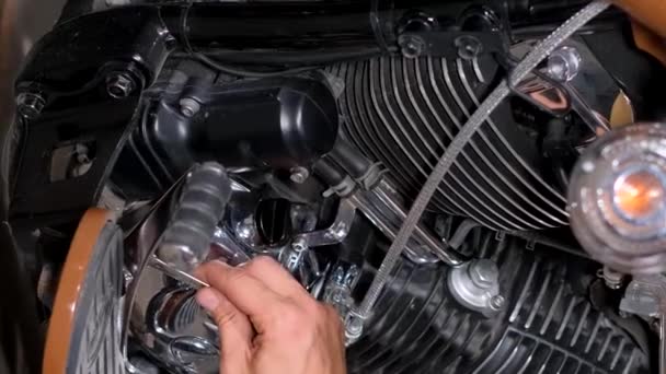Mecânico Repara Uma Motocicleta Uma Estação Serviço Linda Mota Vídeo — Vídeo de Stock