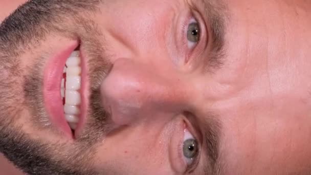 카메라와 미소를 수염으로 외관의 잘생긴 남자의 초상화 행복한 닫으세요 비디오 — 비디오