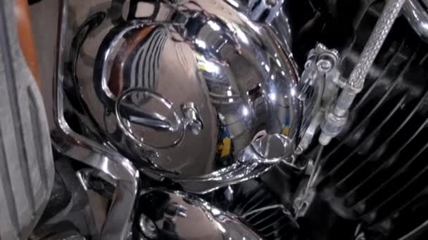 Близько Красивого Хромованого Мотоциклетного Двигуна Повільний Рух Вертикальне Відео — стокове відео