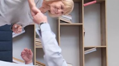 Büyükbabam ve büyükannem birbirlerine aşık, romantik bir akşam geçirirler, mutfakta dans ederler, yıldönümlerini kutlarlar. Yaşlı, sevimli karı koca birlikte vakit geçiriyorlar. Dikey video