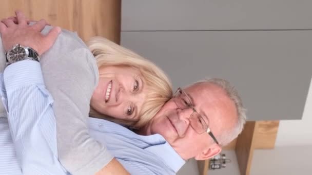 Przystojny Emeryt Mąż Żona Tańczą Przytulają Się Środku Kuchni Dziadkowie — Wideo stockowe