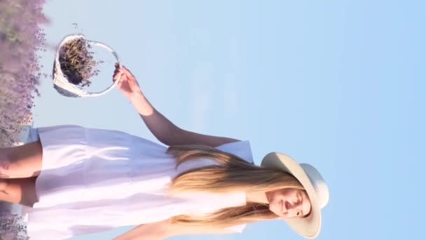 Прекрасне Відео Стрункої Молодої Жінки Білому Йде Серед Лаванди Тлі — стокове відео