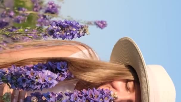 Großaufnahme Porträt Einer Frau Mit Weißem Hut Die Den Duft — Stockvideo