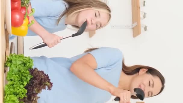 Matka Córka Śpiewają Łyżkami Kuchni Domu Szczęśliwa Rodzina Gotuje Razem — Wideo stockowe