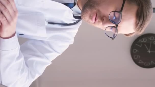 사무실에 컴퓨터에서 매력적인 베어드 전문의 의사는 넷북에서 일합니다 일이지 피곤한 — 비디오