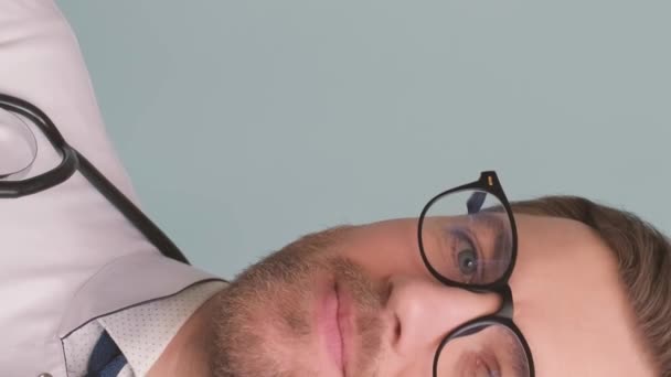Retrato Cerca Joven Atractivo Médico Barbudo Con Gafas Sobre Fondo — Vídeo de stock