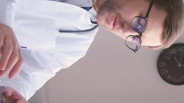 Mladý Unavený Doktor Evropského Vzhledu Sedí Kanceláři Pracuje Počítače Doktor — Stock video