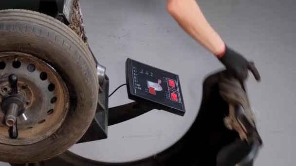 자동차 기계적 균형은 특별한 설정에 자동차 타이어와 비디오 — 비디오