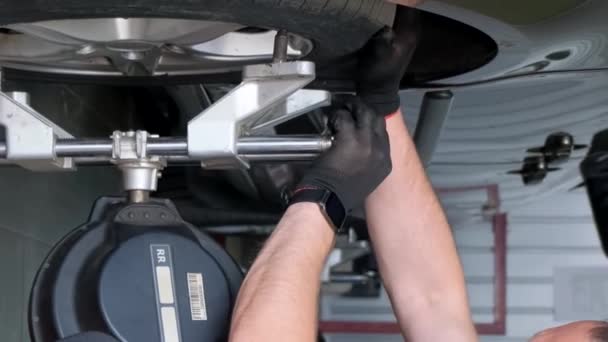 Master Makes Camber Wheels Car Balancing Chassis Car Car Service — Stock Video