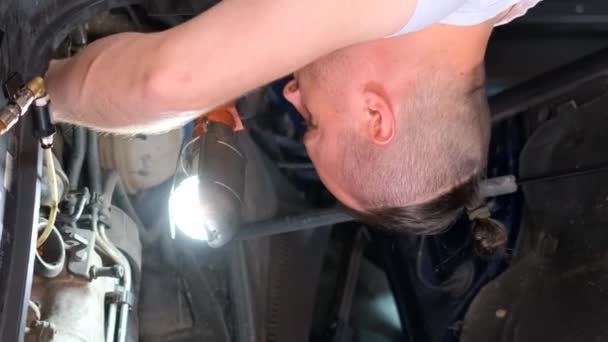 Ένας Επαγγελματίας Μηχανικός Αυτοκινήτων Αλλάζει Κινητήρα Πετρελαίου Έναν Κινητήρα Ένα — Αρχείο Βίντεο