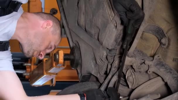 Mechanik Diagnozuje Podwozie Samochodu Podniesiony Samochód Stacji Naprawczej Stacja Benzynowa — Wideo stockowe