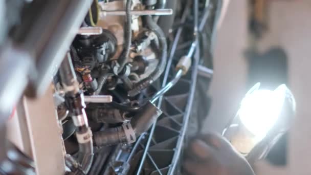 Ένας Μηχανικός Κοιτάζει Κάτω Από Καπό Ενός Αυτοκινήτου Ένας Άντρας — Αρχείο Βίντεο