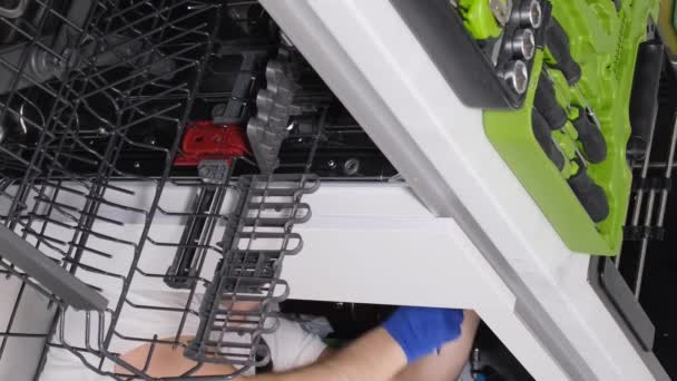 Rörmokare Som Installerar Ett Handfat Köket Reparationsarbeten Byggnad Vertikal Video — Stockvideo