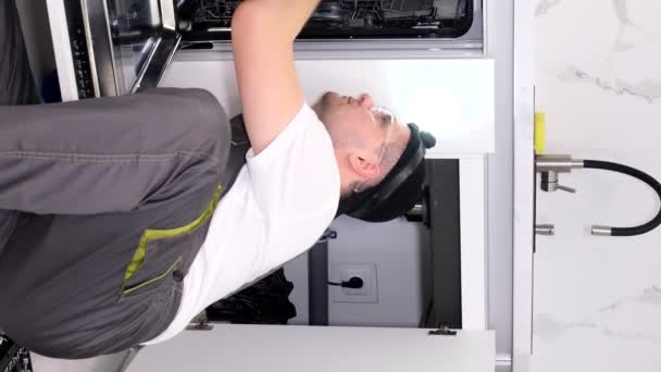 Bulaşık Makinelerinin Profesyonel Onarımı Bir Tamirci Mutfakta Bir Bulaşık Makinesini — Stok video