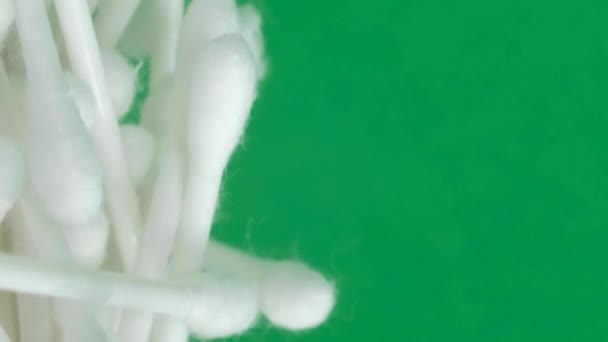 プラスチック綿棒の山か芽の上の眺めのクローズアップ バーティカルビデオ — ストック動画