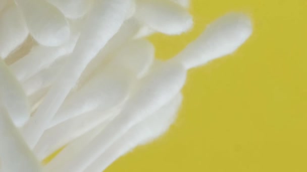 黄色の背景にコットンスワブ 衛生製品について クローズアップ バーティカルビデオ — ストック動画