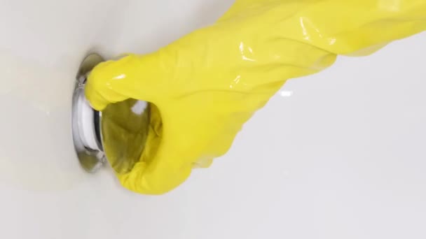 Küvetteki Lavabo Insan Saçıyla Tamamen Tıkanmış Boruları Tesisatı Temizlemek Için — Stok video