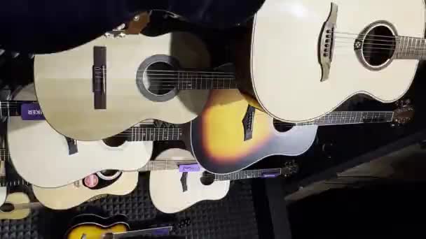 Guitarras Acústicas Una Tienda Instrumentos Musicales Hermosas Guitarras Multicolores Concepto — Vídeos de Stock