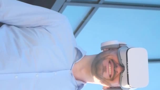 Trabalhador Escritório Usa Óculos Realidade Virtual Enquanto Está Perto Centro — Vídeo de Stock