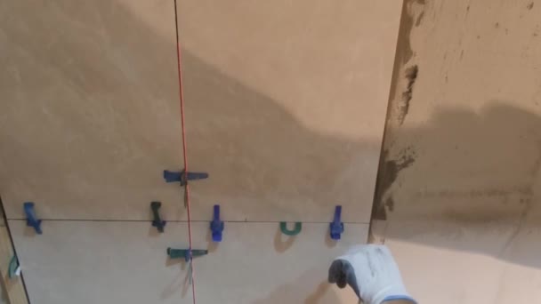 Pose Carreaux Céramique Sur Mur Maître Mesure Niveau Mur Vidéo — Video