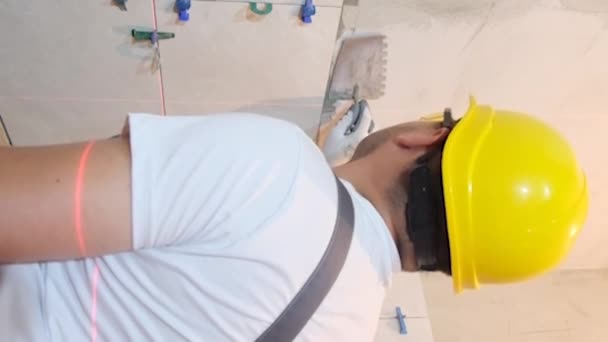 Colocación Baldosas Cerámicas Pared Utilizando Herramientas Mezclas Adhesivas Trabajador Reparador — Vídeo de stock