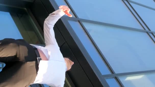 Bir Ofis Çalışanı Ellerini Cam Bir Gökdelenin Arka Planına Koyar — Stok video