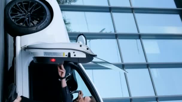 Młody Biznesmen Wysiada Swojego Białego Samochodu Super Zwolnione 240 Klatek — Wideo stockowe