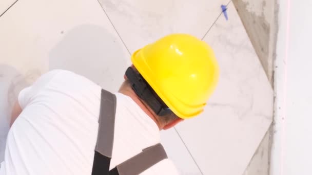 一个工人在铺大的宽格式化地砖 垂直录像 — 图库视频影像