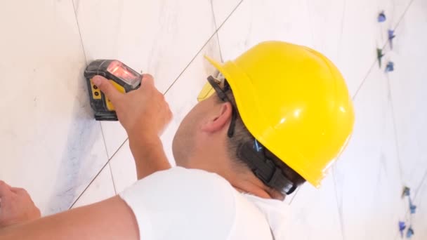 将瓷砖铺在混凝土地板上的施工维修 修理工用刷子擦地板 垂直录像 — 图库视频影像