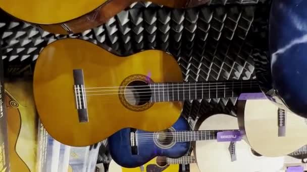 Guitarras Clássicas Uma Loja Instrumentos Musicais Muitos Instrumentos Musicais Conceito — Vídeo de Stock