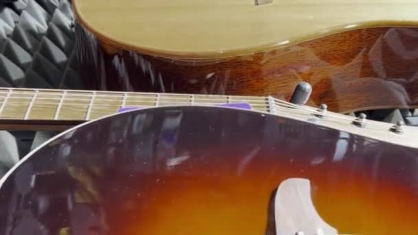 Primer Plano Las Nuevas Guitarras Acústicas Interior Una Tienda Música — Vídeos de Stock