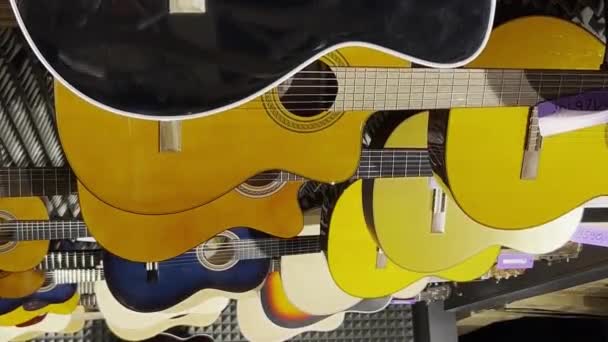 Guitares Classiques Exposées Dans Magasin Instruments Rabais Sur Les Instruments — Video