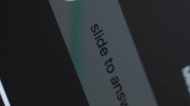 Bir cep telefonundan gelen bir aramanın makro videosu. Aç ya da akıllı telefonundan gelen bir aramayı reddet. Dikey video