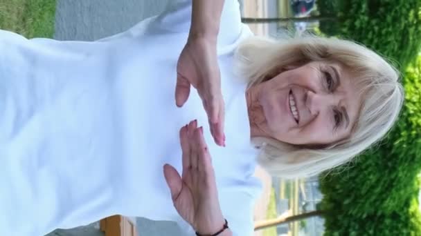 Mulher Idosa Americana Estende Parque Manhã Conceito Estilo Vida Ativo — Vídeo de Stock