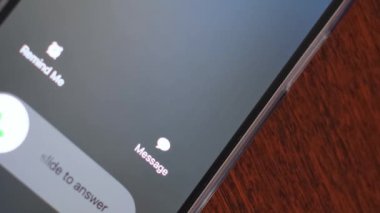 ABD 911 servisinden bir telefon. Sorunlar, tehlike, soyguncu saldırısı. Dikey video.