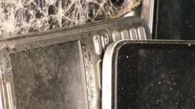 Cep telefonları ve akıllı telefonların modası geçmiş modelleri. Elektronik atık konsepti. Video rotasyonu. Dikey video