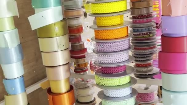 Cintas Diferentes Colores Diferentes Materiales Tienda Textil Vídeo Vertical — Vídeos de Stock