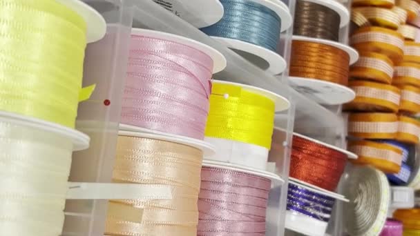 五彩缤纷的彩带在纺织品商店里出售 靠近点垂直录像 — 图库视频影像