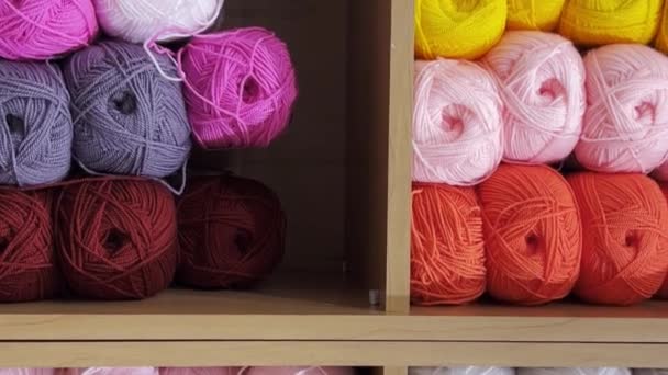 ファブリックストアのウール糸の多くのカラフルなボール 着色された綿糸からの背景 店内のスレッドボール バーティカルビデオ — ストック動画