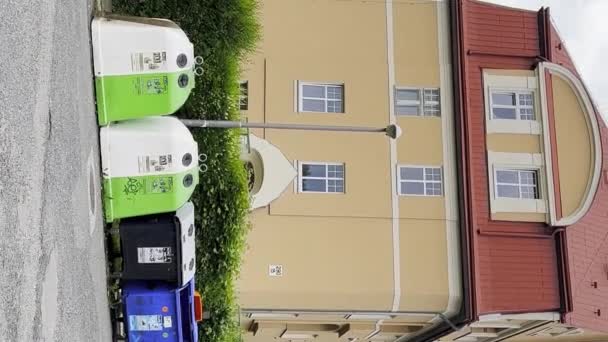 ヨーロッパの都市でゴミを分類するためのゴミ箱 市内のゴミの問題について バーティカルビデオ — ストック動画