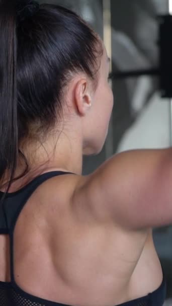 Mujer Activa Forma Entrena Espalda Brazos Gimnasio Levantador Pesas Femenino — Vídeo de stock