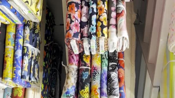 纺织品彩色面料的储存 来自不同材料的不同颜色的织物 纺织品商店 垂直录像 — 图库视频影像