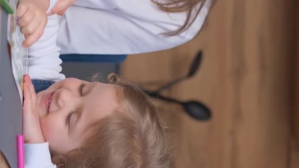 Mamă Tânără Învață Fiica Atragă Distrează Acasă Familie Fericită Videoclipuri — Videoclip de stoc