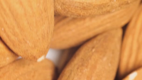 杏仁特写 宏观射击 素食主义者的有机杏仁质地 杏仁的轮回背景 美味和健康的杏仁作为一个完整的框架 垂直录像 — 图库视频影像