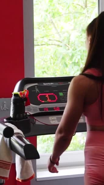 Μια Γυναίκα Κόκκινα Αθλητικά Περπατάει Στο Διάδρομο Του Γυμναστηρίου Υγιής — Αρχείο Βίντεο