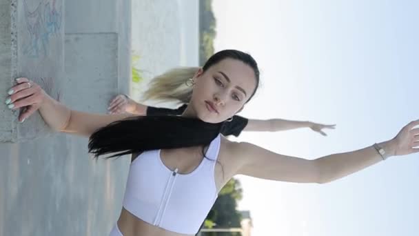 Bir Grup Aktif Kız Esneme Egzersizleri Yapıyor Yavaş Çekim Kamerası — Stok video
