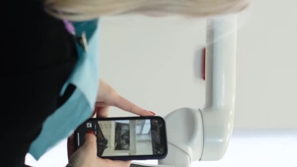 Una Paciente Rubia Toma Una Radiografía Sus Dientes Teléfono Inteligente — Vídeos de Stock