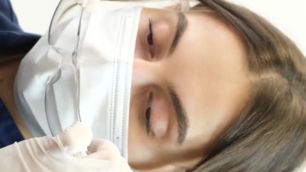 Close Cara Dos Dentistas Dentista Feminino Uma Máscara Protetora Óculos — Vídeo de Stock